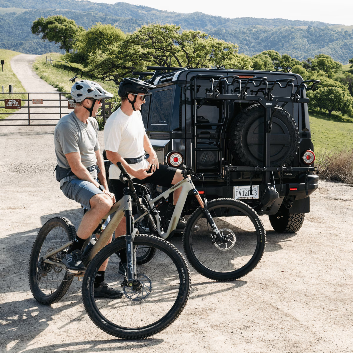 Thule ReVert Vertical Hitch Rack - 6 Bike