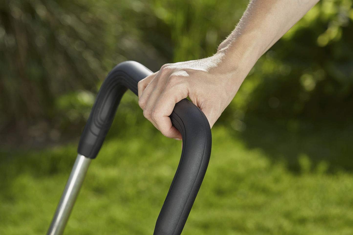 Hose Cart with Built-in Hose Guide