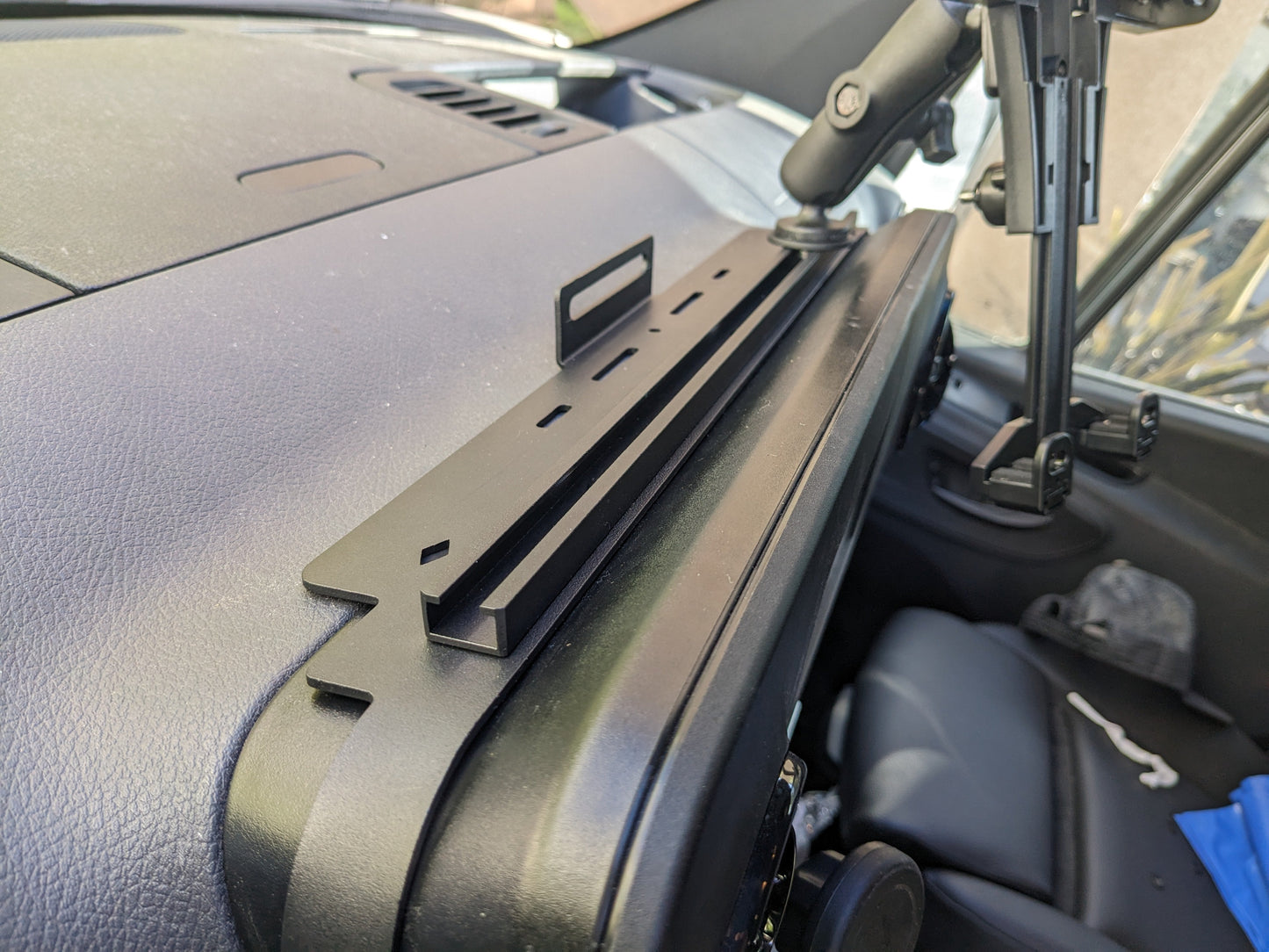 SPRINTER DASH ACCESSORIES AND PHONE MOUNTING SYSTEM