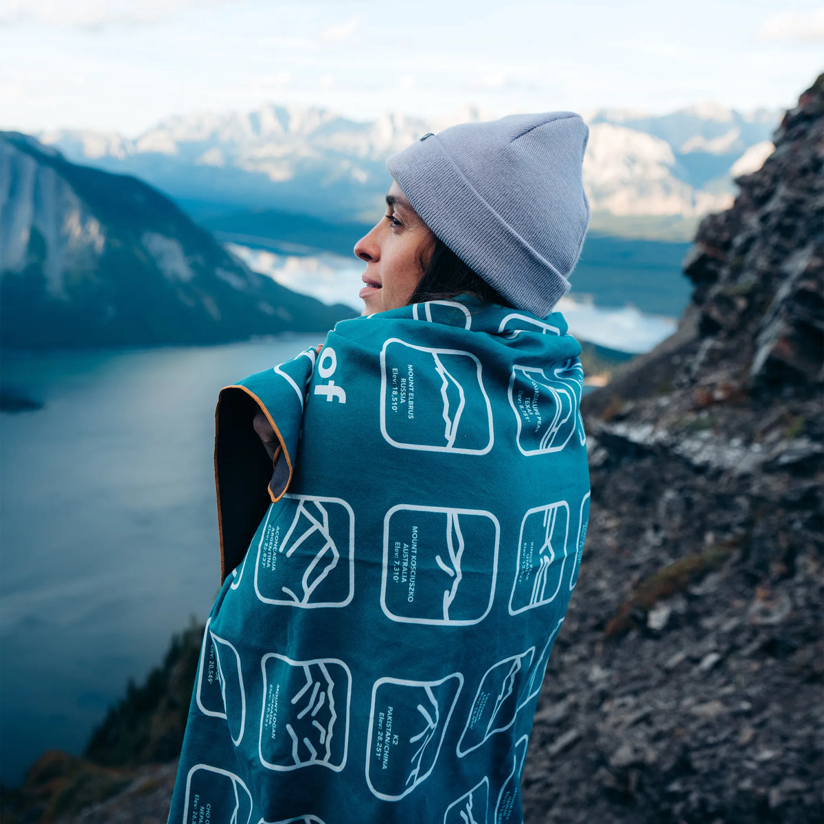 Ultralight Towel: Peaks of the World Teal Ocean