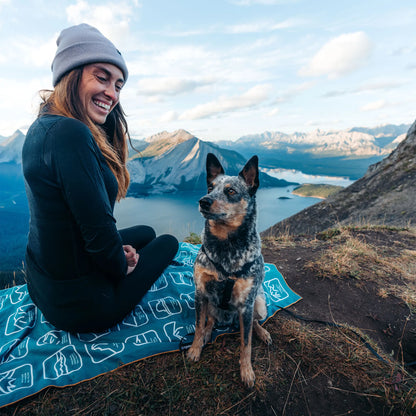 Ultralight Towel: Peaks of the World Teal Ocean